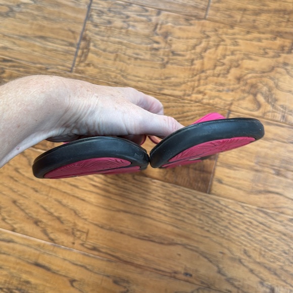 Olukai Ho’opio Flip Flops - Picture 3 of 6